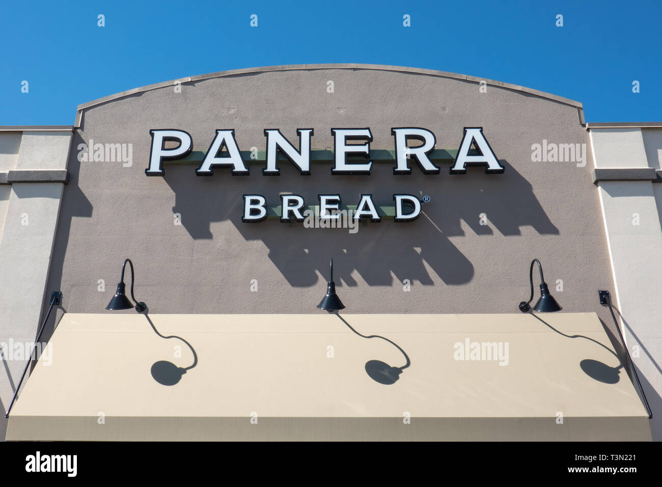 Trenton, NJ - Aprile 1, 2019: Panera Bread a Hamilton Marketplace shopping center è ben noto per la sua bagel. Foto Stock