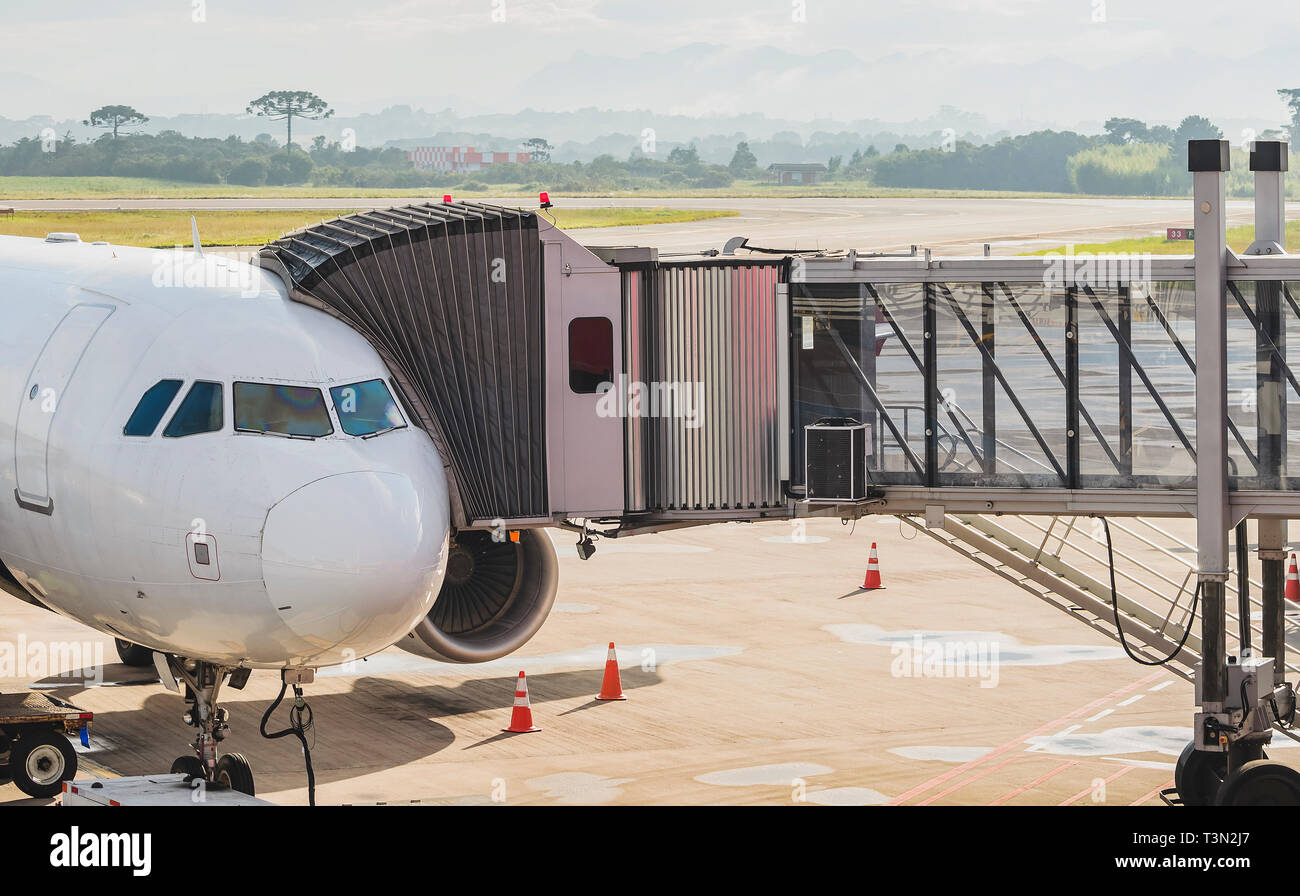 Jetway collegato al velivolo per imbarco passeggeri. Ponte di imbarco. Foto Stock