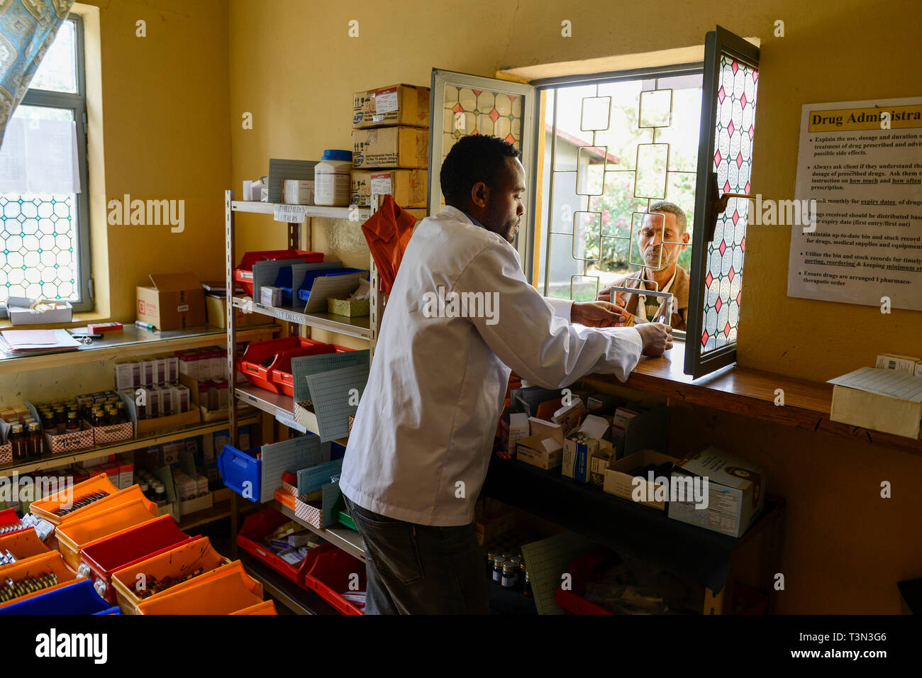 Etiopia Taza Catholic Health Center , dispensario / AETHIOPIEN Taza Catholic Health Center, Apotheke Foto Stock