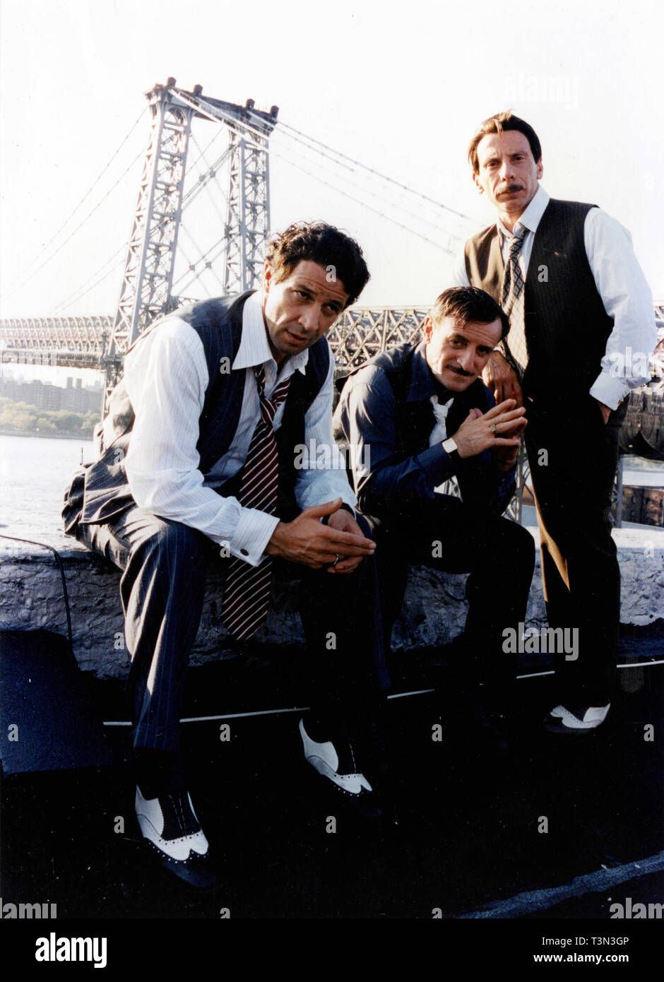 Attori italiani Aldo Giovanni e Giacomo nel film La leggenda di Al, John e  Jack, 1990s Foto stock - Alamy