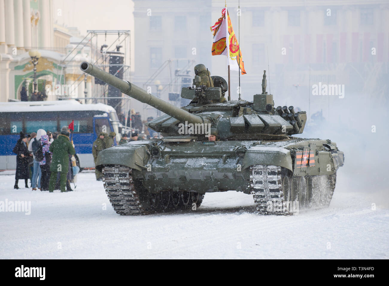 SAINT PETERSBURG, Russia - 24 gennaio 2019: serbatoio T-72B3 closeup sulla piazza del palazzo. Prove generali della parata militare in onore del giorno di LIF Foto Stock