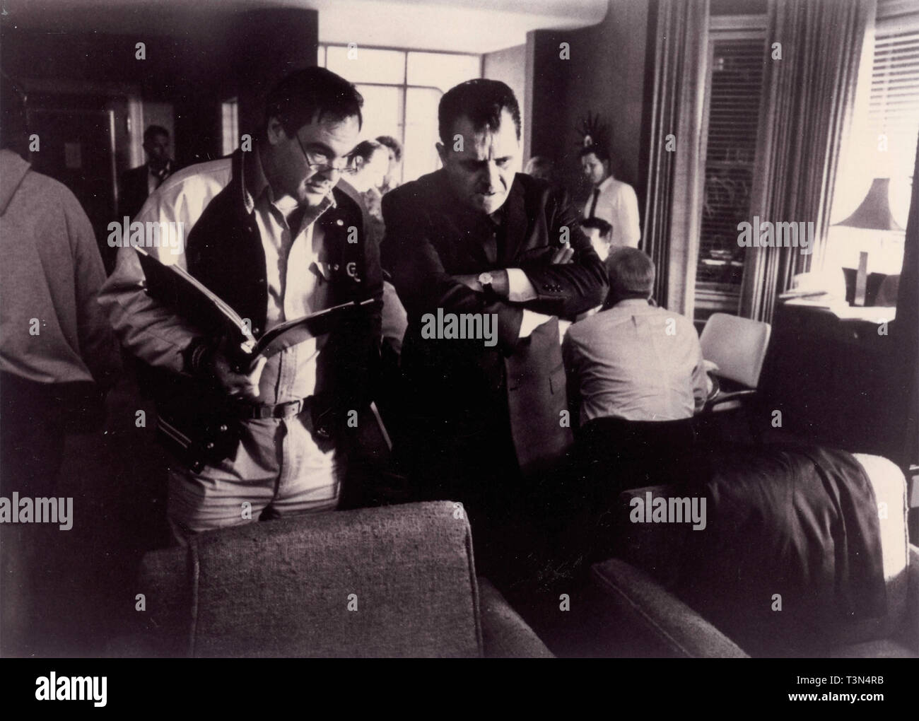 Regista Oliver Stone e Anthony Hopkins nel film Nixon, 1990s Foto Stock