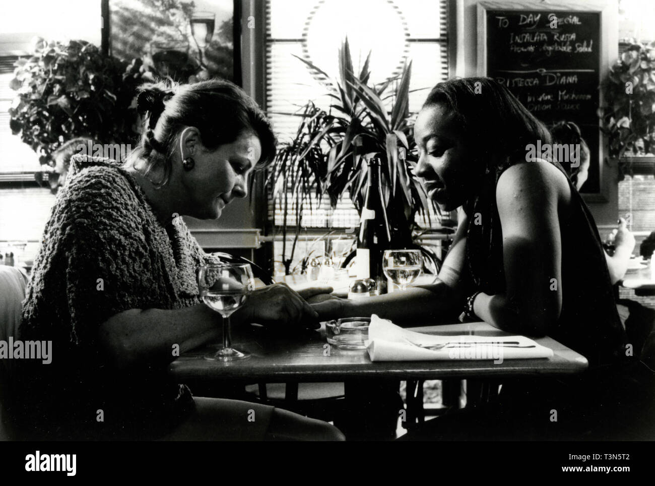 Attrici Brenda Blethyn e Marianne Jean-Baptiste nel film Segreti e bugie, 1996 Foto Stock