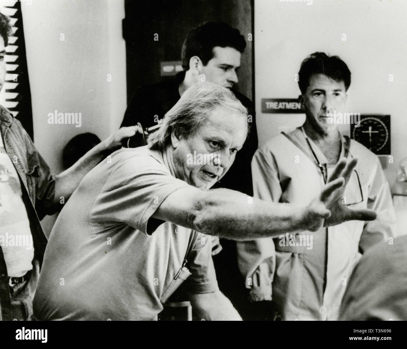 Direttore Wolfgang Petersen e Dustin Hoffman sul set del film Virus letale, 1995 Foto Stock