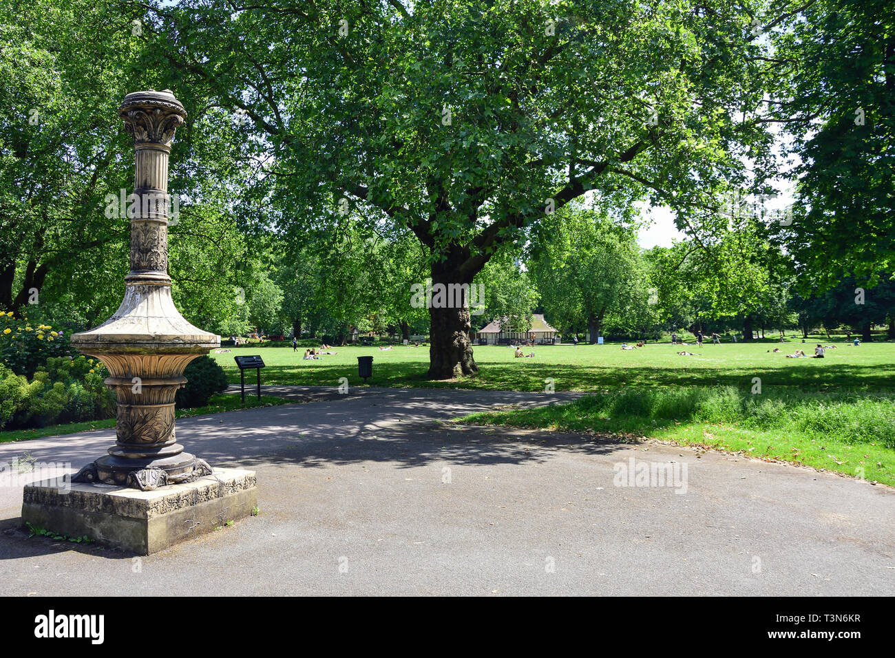 Fontana di Tinworth, Kennington Park, Kennington, London Borough di Lambeth, Greater London, England, Regno Unito Foto Stock
