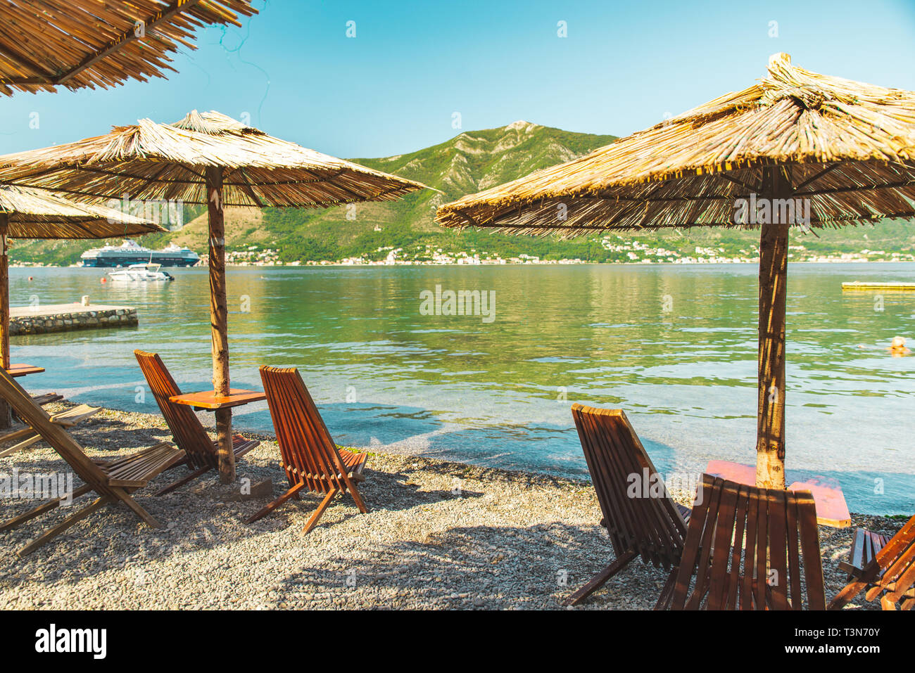 Vuoto Spiaggia Con Sedie A Sdraio E Ombrelloni Da Mare Con
