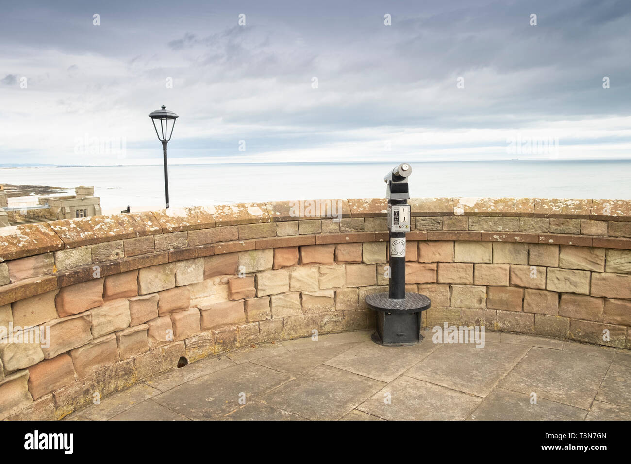 Telescopio turistica che guarda al mare presso il castello di Bamburgh Northumberland, Inghilterra, Regno Unito (Maggio 2017) Foto Stock