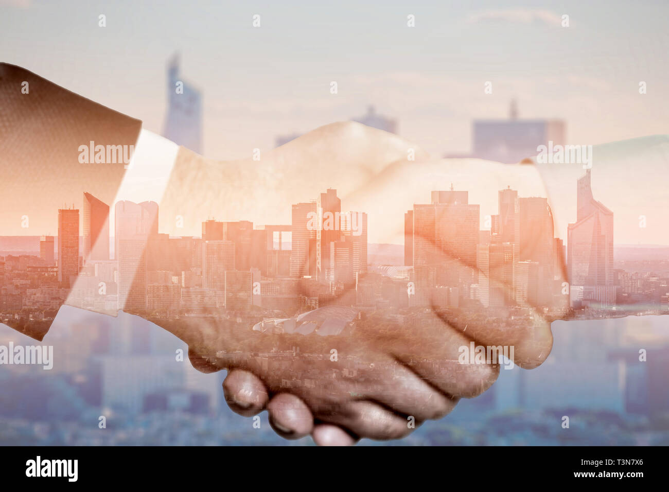 Close up business handshake con global multi-esposizione e paesaggio Foto Stock