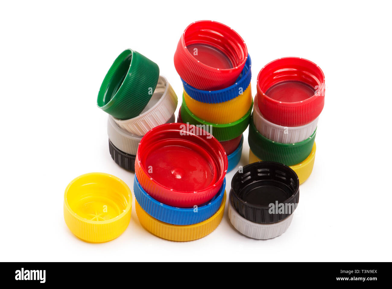 Composizione di plastica con i tappi di bottiglia, isolato su bianco Foto  stock - Alamy