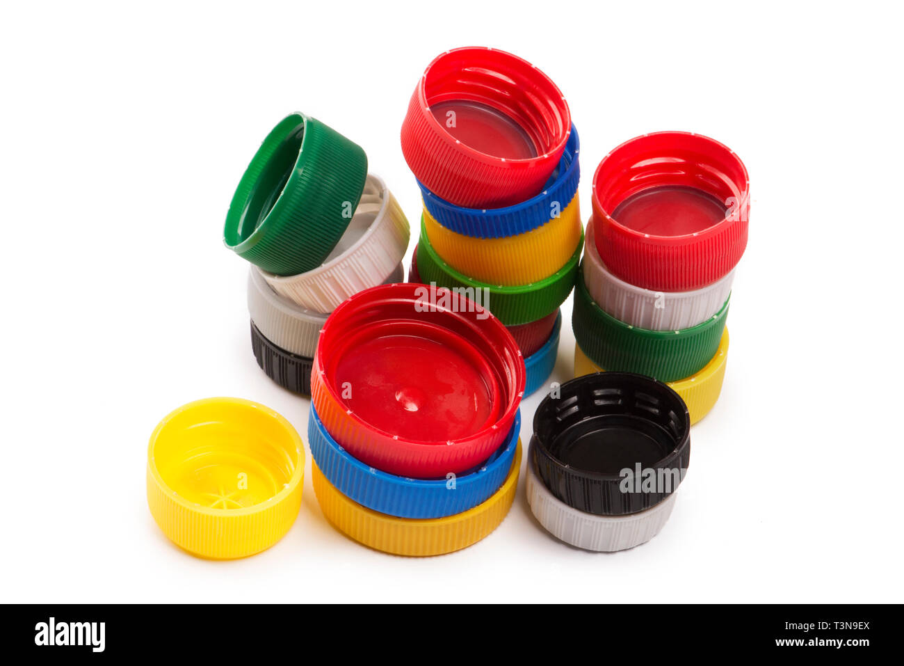 Composizione di plastica con i tappi di bottiglia, isolato su bianco Foto Stock Composizione di plastica con i tappi di bottiglia, isolato su bianco Foto Stock