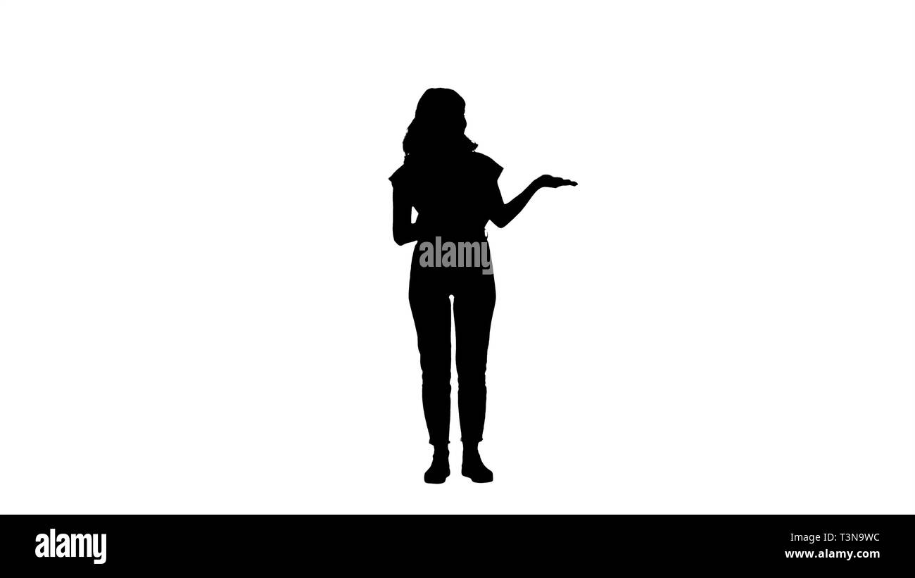 Silhouette donna bella presenter che mostra le immagini di immaginario da lei a destra e a sinistra. Foto Stock