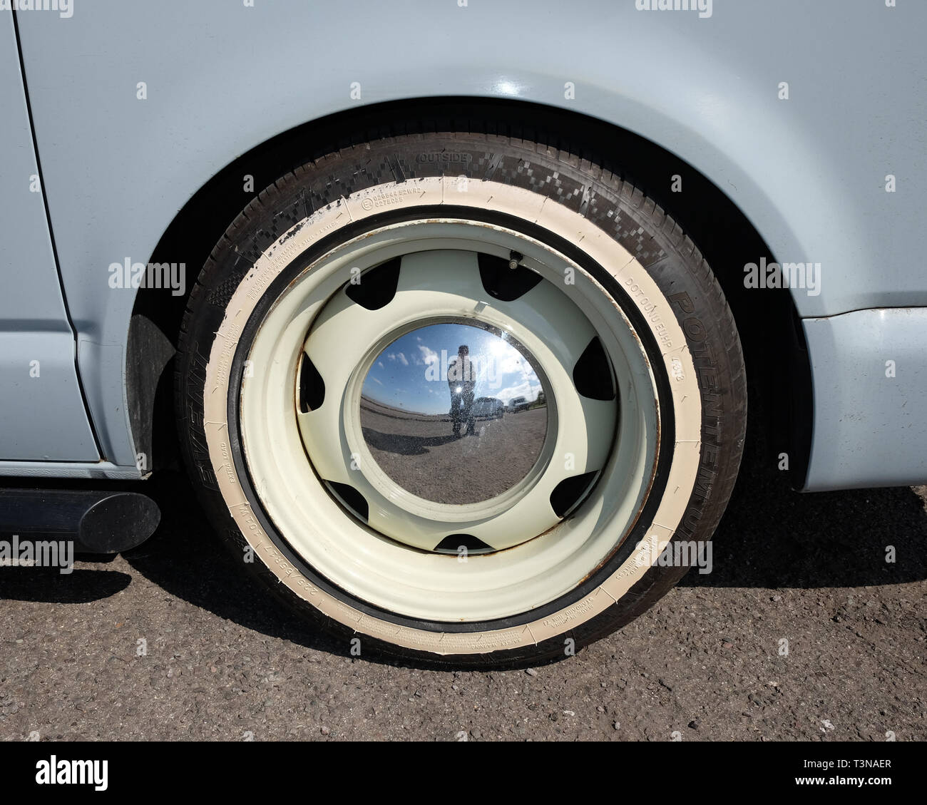 Aprile 2019 - blu VW T5 - caravan grandi ruote dettaglio Foto Stock