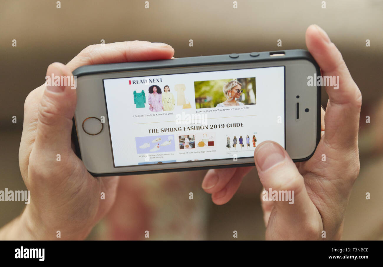 Smartphone shopping online nelle mani di una donna. Acquista gli accessori per abbigliamento, scarpe con il negozio online. shopping online Foto Stock