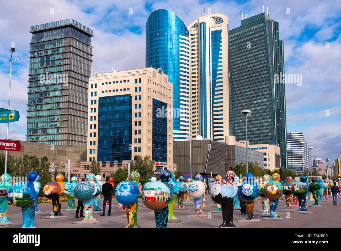 Sculture in Piazza della Rotonda e moern alta sorge, Astana, Kazakistan Foto Stock