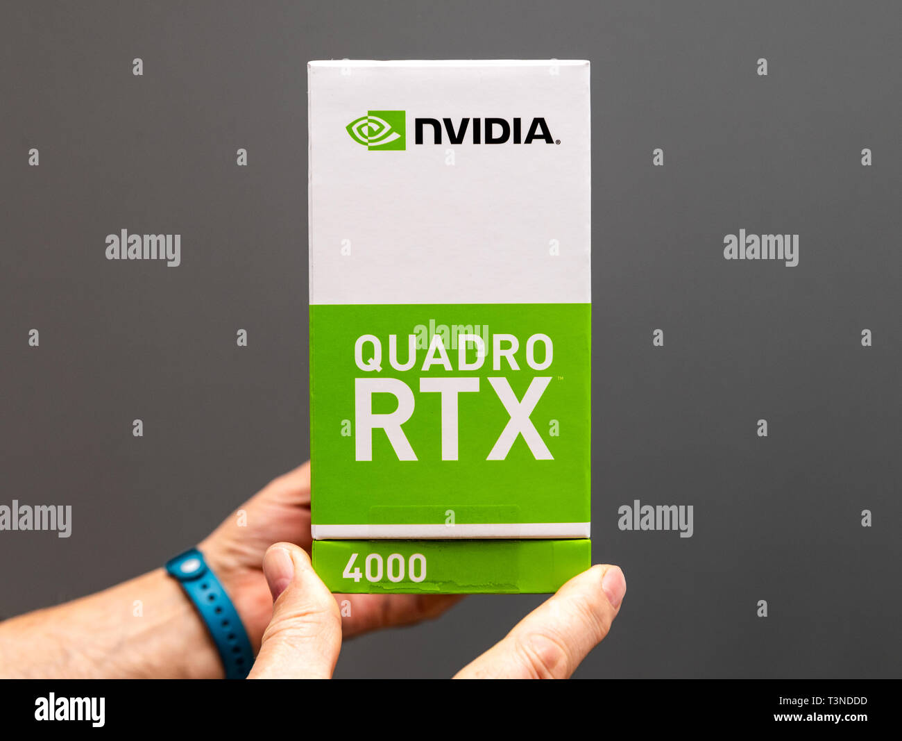 Parigi Francia - Mar 28 2019: Senior uomo che mostra le scatole di cartone prima di unboxing di Nvidia Quadro RTX workstation 4000 GPU migliori caratteristiche per CGi e architetti Foto Stock