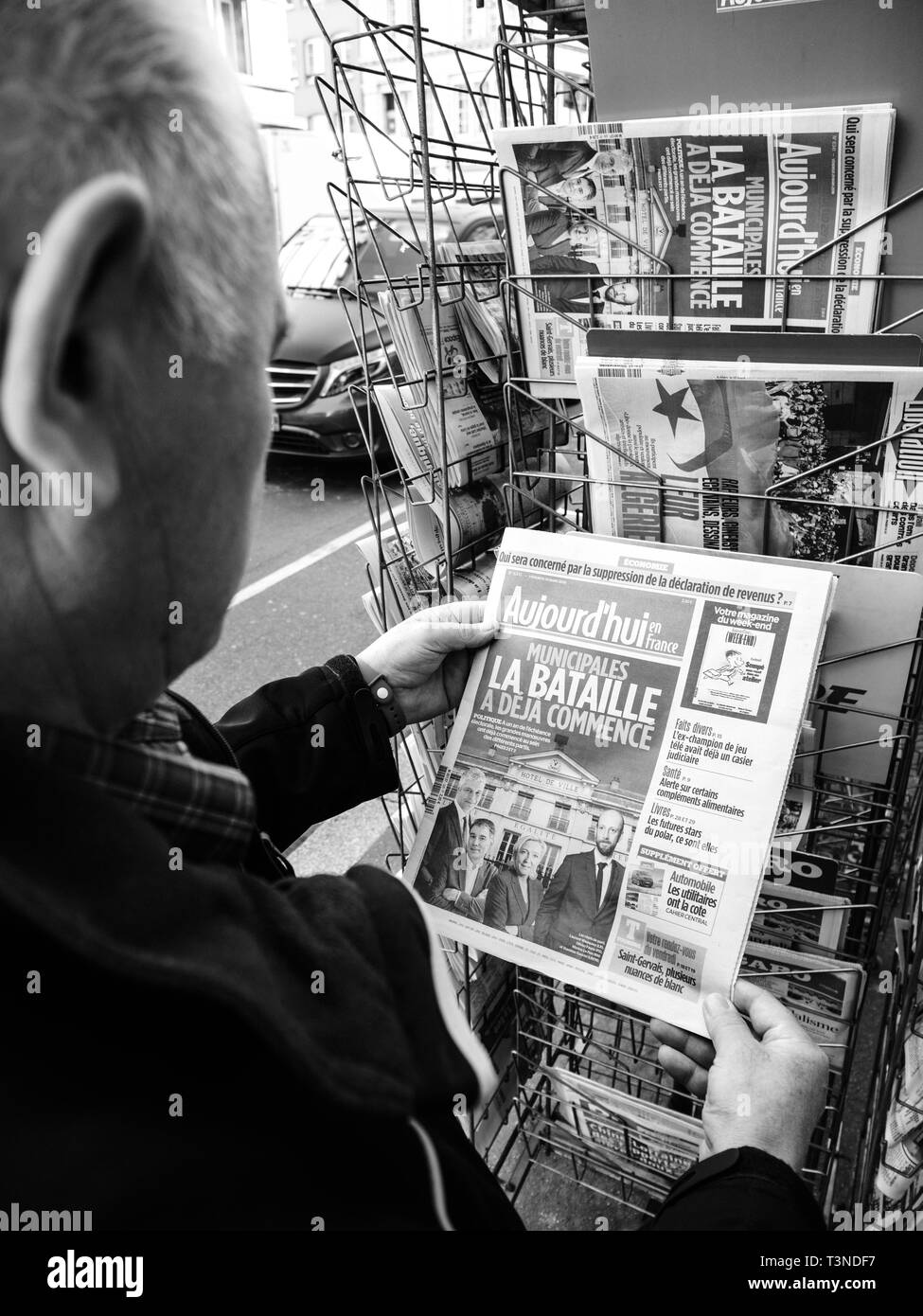 Parigi, Francia - 29 Mar 2019: Edicola chiosco vendita di premere con maschio senior di mano più recente acquisto dotate sul coperchio anteriore Foto Stock
