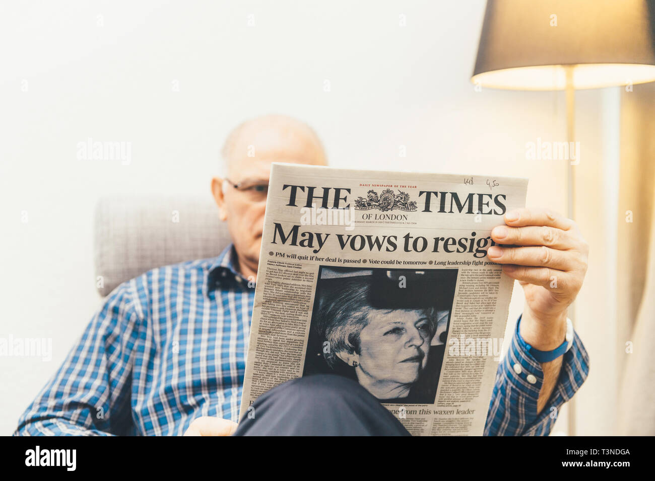 Parigi, Francia - 29 Mar 2019: Senior uomo lettura in salotto ultime British Times UK premere dotate di Theresa Maggio PM sul coperchio anteriore incanta a dimettersi concentrarsi sul giornale Foto Stock