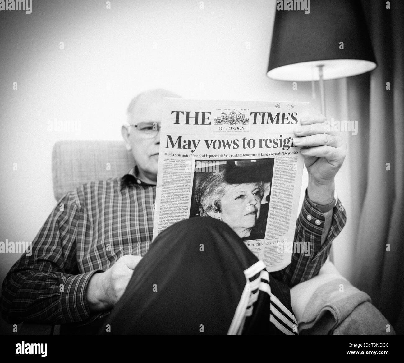 Parigi, Francia - 29 Mar 2019: immagine in bianco e nero di senior uomo in abiti casual lettura in salotto ultime British Times UK premere con Theresa Maggio PM sul coperchio anteriore incanta a dimettersi Foto Stock