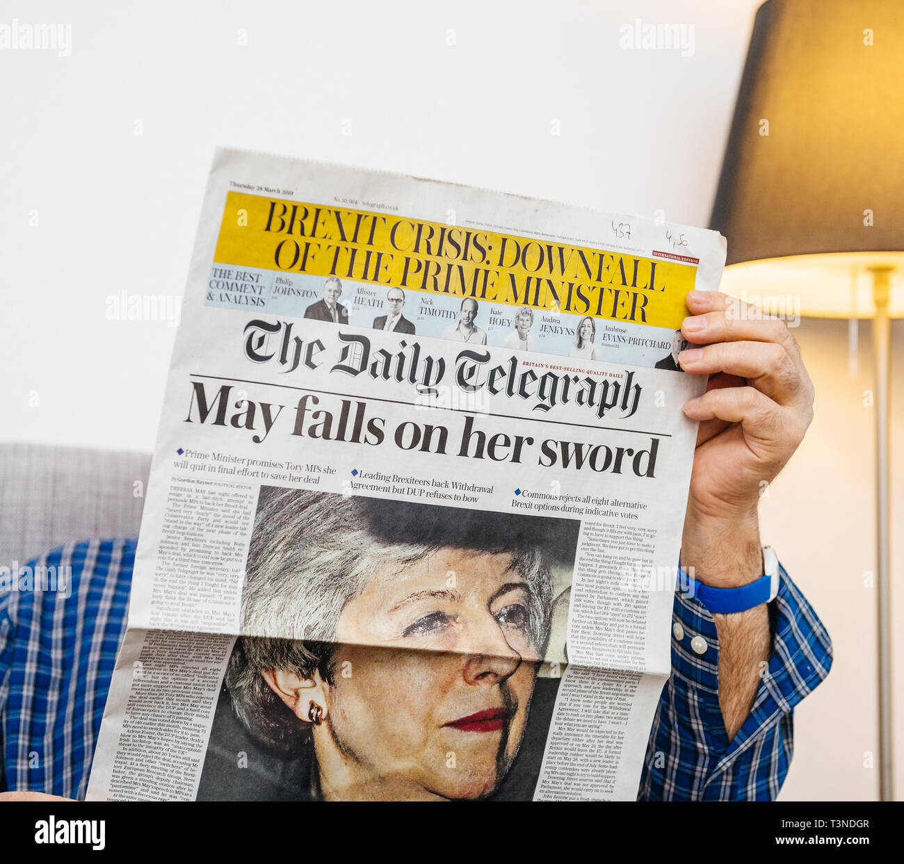 Parigi, Francia - 29 Mar 2019: uomo lettura nel salotto più recenti il britannico Daily Telegraph newspaper UK premere dotate di Theresa Maggio PM sul coperchio anteriore Foto Stock