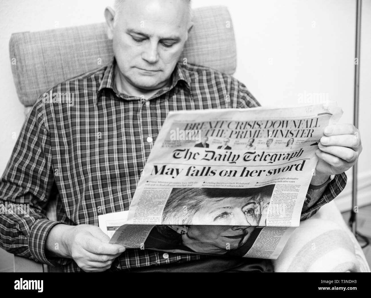 Parigi, Francia - 29 Mar 2019: immagine in bianco e nero uomo senior di lettura nel salotto più recenti il britannico Daily Telegraph newspaper UK premere dotate di Theresa Maggio PM sul coperchio anteriore Foto Stock