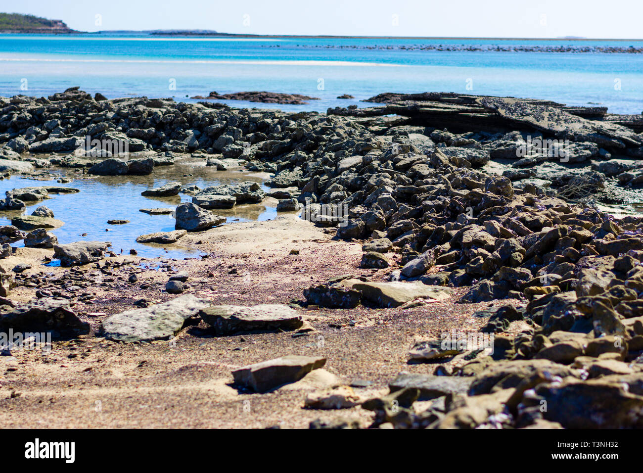 Pietre impilate per formare una grande roccia trappola di pesce noto come una 'Mayoorr', Cape Leveque, Dampier Peninsula, Australia occidentale Foto Stock