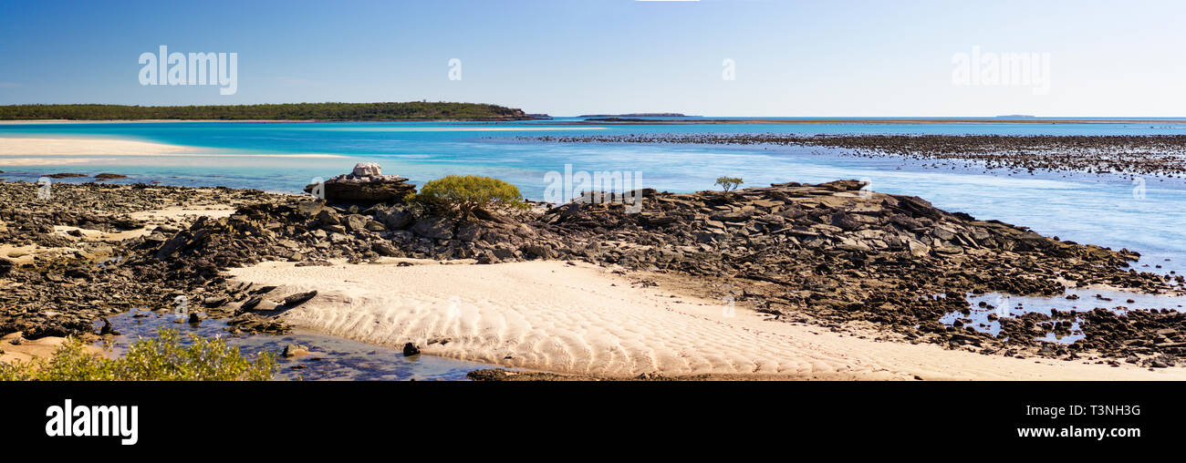 Esposti reef e rocce a bassa marea a Cape Leveque, Dampier Peninsula, Australia occidentale Foto Stock