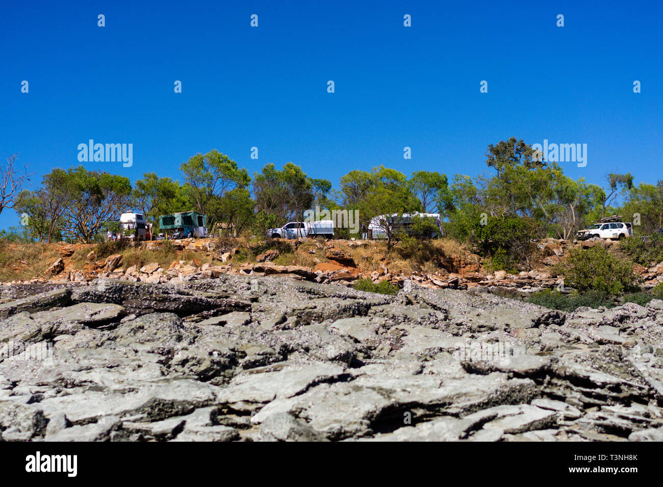Caravanners e camper sul promontorio roccioso, Cape Leveque, Dampier Peninsula, Australia occidentale Foto Stock