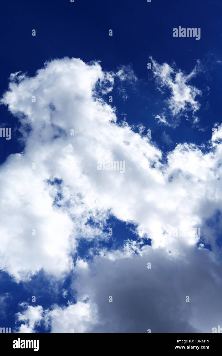 Bello sfondo naturale con il bianco delle nuvole contro il cielo blu Foto Stock