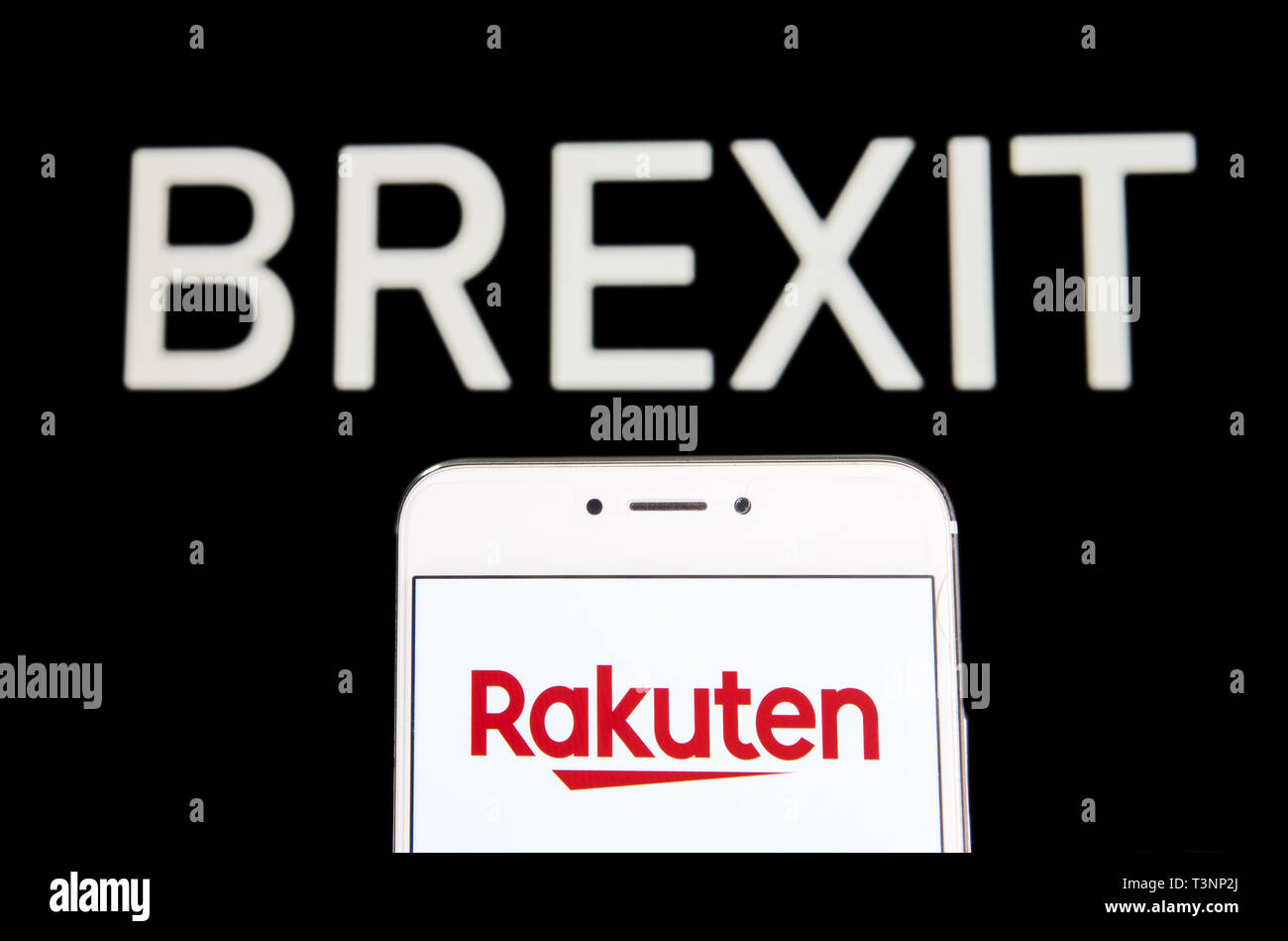 Hong Kong. 6 apr, 2019. In questa illustrazione della foto un giapponese di commercio elettronico e di Internet azienda Rakuten logo è visibile su un androide dispositivo mobile con un messaggio Brexit in background. Credito: Budrul Chukrut SOPA/images/ZUMA filo/Alamy Live News Foto Stock