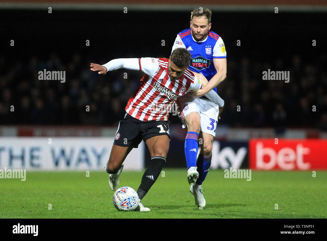 Londra, Regno Unito. Decimo Apr, 2019. Ollie Watkins di Brentford (L) in azione con Alan Giudice di Ipswich Town (R). EFL Skybet partita in campionato, Brentford v Ipswich Town al Griffin Park mercoledì 10 aprile 2019 . Questa immagine può essere utilizzata solo per scopi editoriali. Solo uso editoriale, è richiesta una licenza per uso commerciale. Nessun uso in scommesse, giochi o un singolo giocatore/club/league pubblicazioni. pic da Steffan Bowen/Andrew Orchard fotografia sportiva/Alamy Live news Credito: Andrew Orchard fotografia sportiva/Alamy Live News Foto Stock