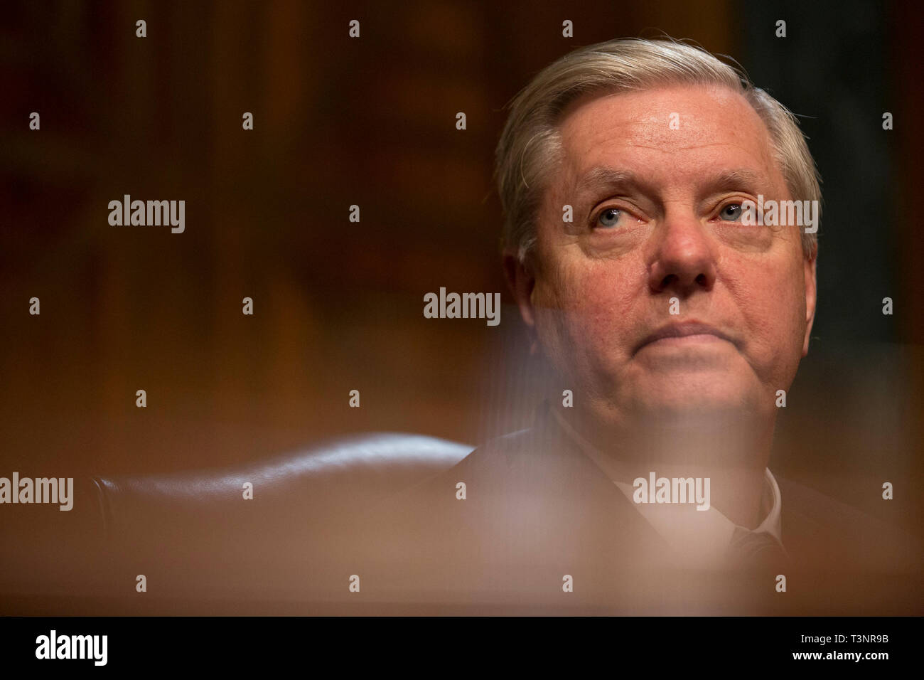 Stati Uniti il senatore Lindsey Graham (Repubblicano della Carolina del Sud) ascolta la testimonianza di Carlos Monje, Junior, direttore della politica pubblica e di filantropia a Twitter e Neil Potts, la politica pubblica direttore di Facebook, sul colle del Campidoglio di Washington DC il 10 aprile 2019. Credito: Stefani Reynolds/CNP | Utilizzo di tutto il mondo Foto Stock