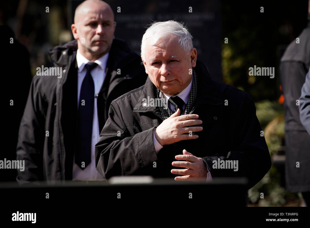Varsavia, Polonia. Decimo Apr, 2019. Il leader del partito di governo il diritto e la giustizia (PIS) Jaroslaw Kaczynski (anteriore) paga i suoi rispetti presso le tombe di Smolensk vittime a Varsavia in Polonia, il 10 aprile 2019. Polonia i leader politici sono leader mercoledì in tutta una serie di manifestazioni commemorative per contrassegnare il nono anniversario di Smolensk incidente aereo che ha ucciso 96 persone, tra cui l'ex presidente polacco Lech Kaczynski. Credito: Jaap Arriens/Xinhua/Alamy Live News Foto Stock