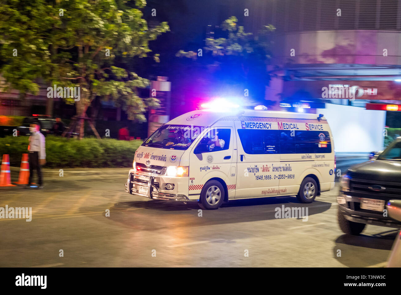 Un ambulanza visto arrivare sulla scena durante l'incendio. Grande incendio scoppia in un hotel di Bangkok e Shopping Mall. L'incendio scoppiato tra 5pm e 6pm e il numero di morti e feriti e distrutto le cose non è ancora certo, Central World, Bangkok. Foto Stock