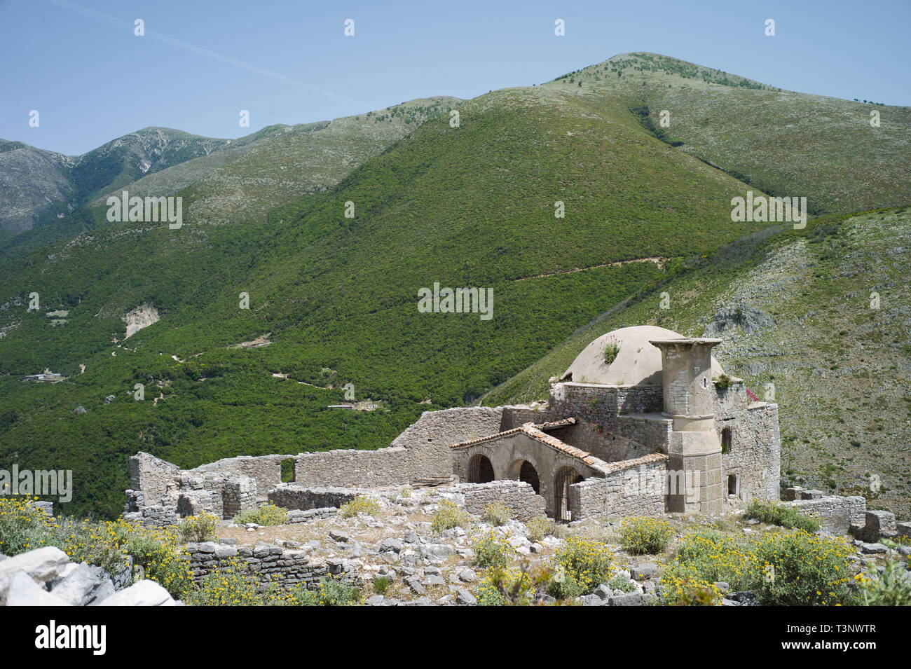 Borsh, Albania. 16 Maggio, 2015. Una moschea in rovina, parte di un castello nella parte meridionale del villaggio albanese di Borsh. Credito: Nick St.Oegger/ZUMA filo/Alamy Live News Foto Stock