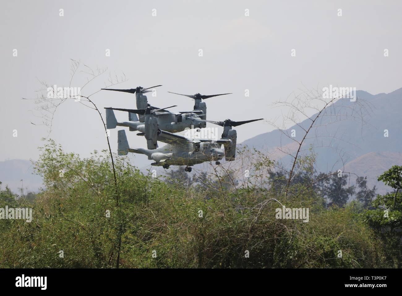 Balikatan, Zambales Provincia, Filippine. 11 apr 2019. Due Stati Uniti Marines V-22 Osprey tilt-rotore aeromobili partecipano in un esercizio di atterraggio come parte delle Filippine-STATI UNITI Balikatan 2019 nella provincia di Zambales, Filippine, 11 aprile 2019. Le Filippine e gli Stati Uniti è iniziata il 1 di aprile la loro più grande congiunta annuale esercizio militare conosciuta come Balikatan, o spalla a spalla. Esercizio portavoce per le Filippine Lt. La Cmdr. Credito: Xinhua/Alamy Live News Foto Stock