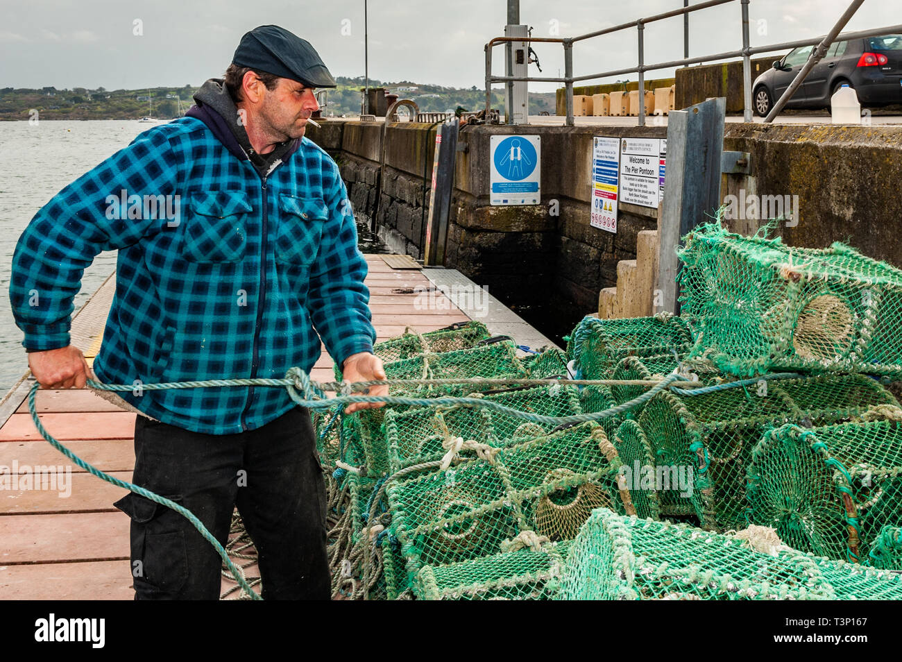 Schull, West Cork, Irlanda. Xi Apr, 2019. Un pescatore locale prepara i suoi vasi di granchio prima di caricarli sulla sua barca per un viaggio di pesca più tardi di oggi. Il clima è freddo ma a secco con il sole comincia a fare un aspetto. Il giorno rimarrà in gran parte a secco con le temperature massime di 11 a 15°C. Credito: Andy Gibson/Alamy Live News Foto Stock