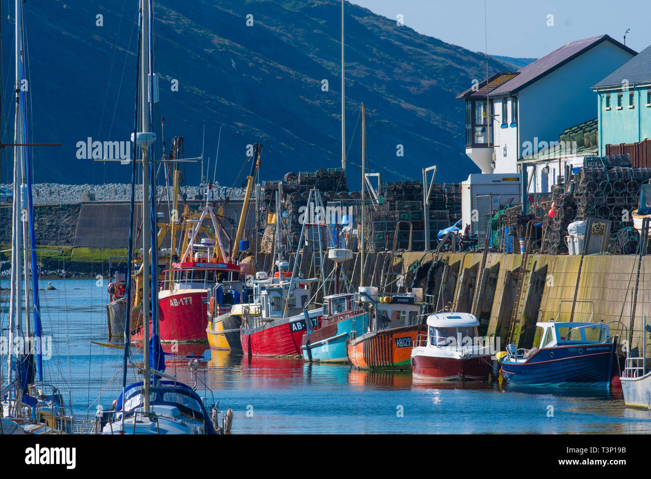 Aberystwyth Wales, Regno Unito. Xi Apr, 2019. Regno Unito Meteo: pesca costiera locale barche allineate in un arcobaleno di colori contro la parete del porto su un gloriosamente luminosa e soleggiata mattina in Aberystwyth su Cardigan Bay costa del Galles occidentale. Credito: keith morris/Alamy Live News Foto Stock