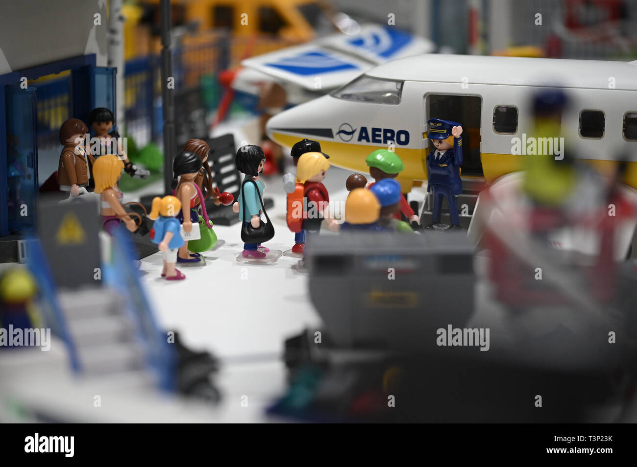 Bonn, Germania. Xi Apr, 2019. Un aeroporto da Playmobil può essere visto  durante un tour di stampa della mostra "Playmobil - Technikgeschichten -  Sammlung Oliver Schaffer' a 'Deutsches Museum' a Bonn. Fino