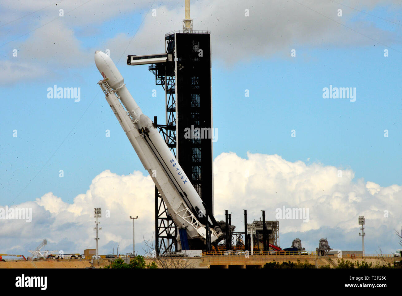 Il Centro Spaziale Kennedy. Florida. 10 apr 2019. SpaceX Falcon lancio pesante sfregati a causa di alto livello superiore avvolge il prossimo tentativo sarà 4/11/19 dal Kennedy Space Center. Dopo separazione di booster, Falcon Heavy due booster laterali farà ritorno a terra alla SpaceX's Landing zone 1 e 2 (LZ-1 & LZ-2) alla Cape Canaveral Air Force Station, Florida. SpaceX tenterà di terra pesante Falcon il nucleo centrale sul "Naturalmente io ti amo ancora droneship", che saranno di stanza nell'Oceano Atlantico. Credito foto Julian Porro / Alamy Live News. Foto Stock