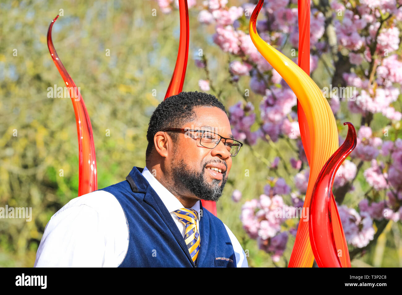 Kew Gardens, Londra, Regno Unito, 11 aprile 2019. 'Cattails and Copper Birch Reeds' di Dale Chihuly, Reflections on Nature Exhibition, stampa ufficiale fotocall. Foto Stock