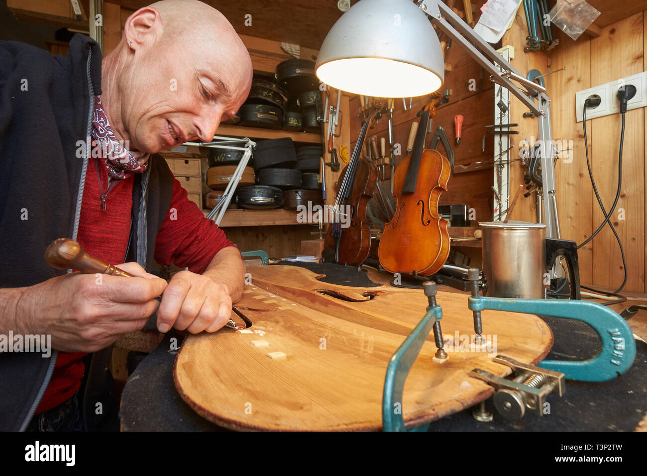 Kalenborn, Germania. Xviii Mar, 2019. Violen maker Marco Schultz ripara la parte superiore di un violoncello nella sua bottega. Negli ultimi 300 anni, il modo in cui gli strumenti a corda sono costruiti è rimasto pressoché invariato. Credito: Thomas Frey/dpa/Alamy Live News Foto Stock