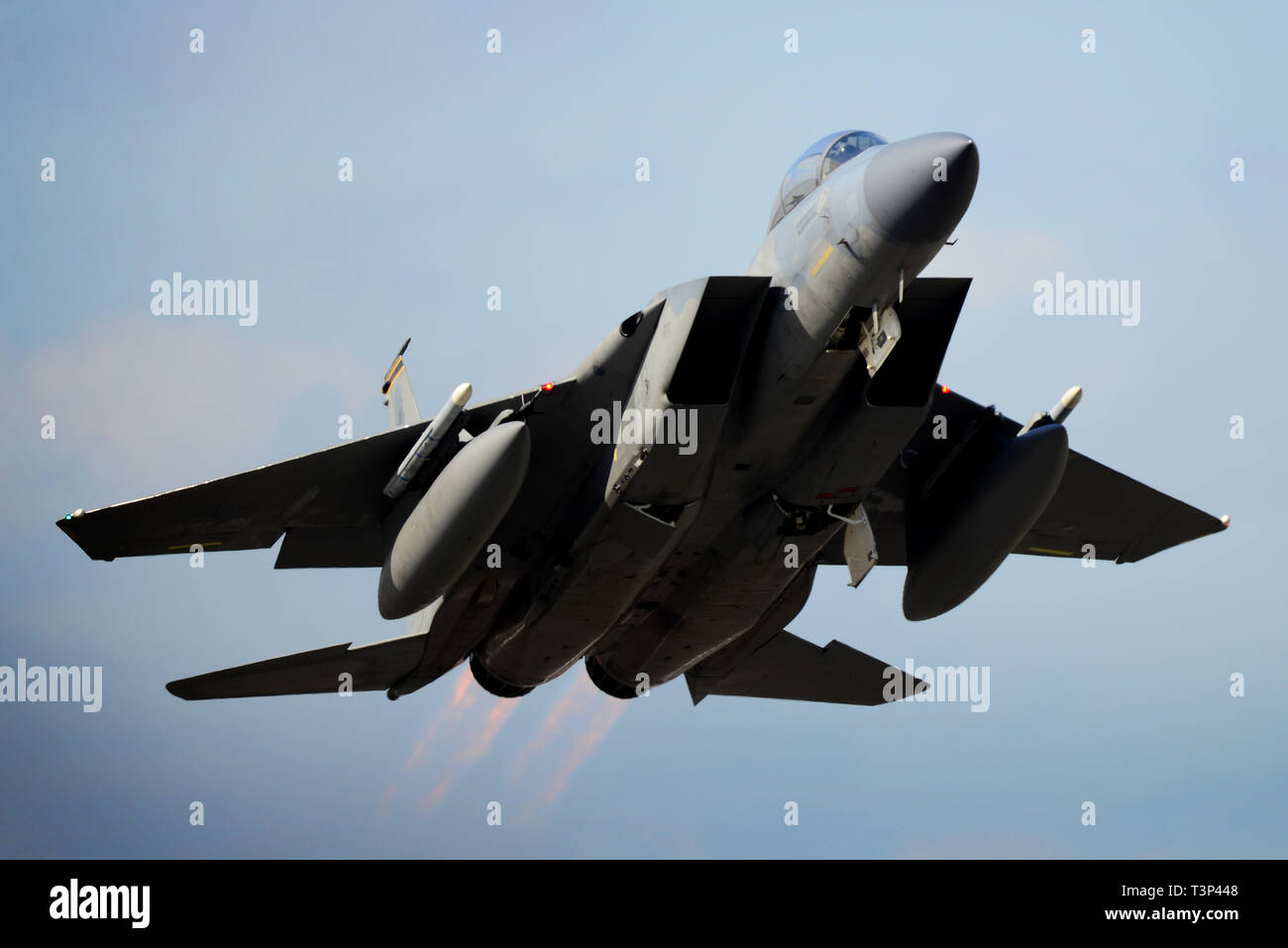 Lakenheath, UK. 04 ott 2019. Un U.S. Air Force F-15E Strike Eagle fighter aircraft assegnato all'492nd Fighter Squadron lancia per un corso di formazione sortie over Royal Air Force Lakenheath Aprile 10, 2019 in Lakenheath, Regno Unito. Credito: Planetpix/Alamy Live News Foto Stock