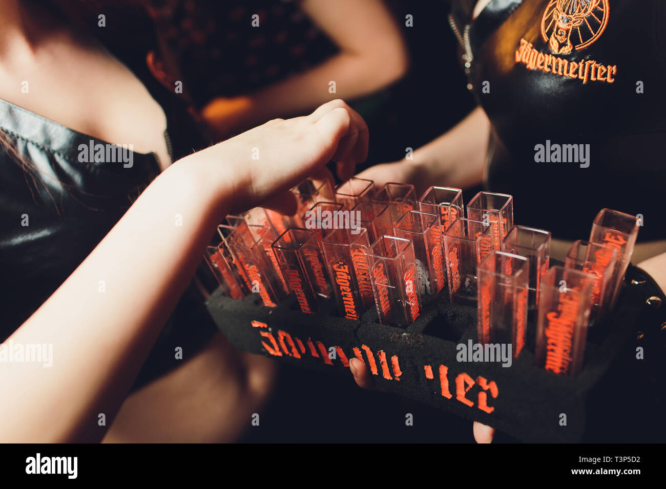 Ufa, Russia, HARAT'S PUB, 5 novembre, 2018: Jagermeister alcol bevande nel bar. Il barista versa un bicchiere Foto Stock