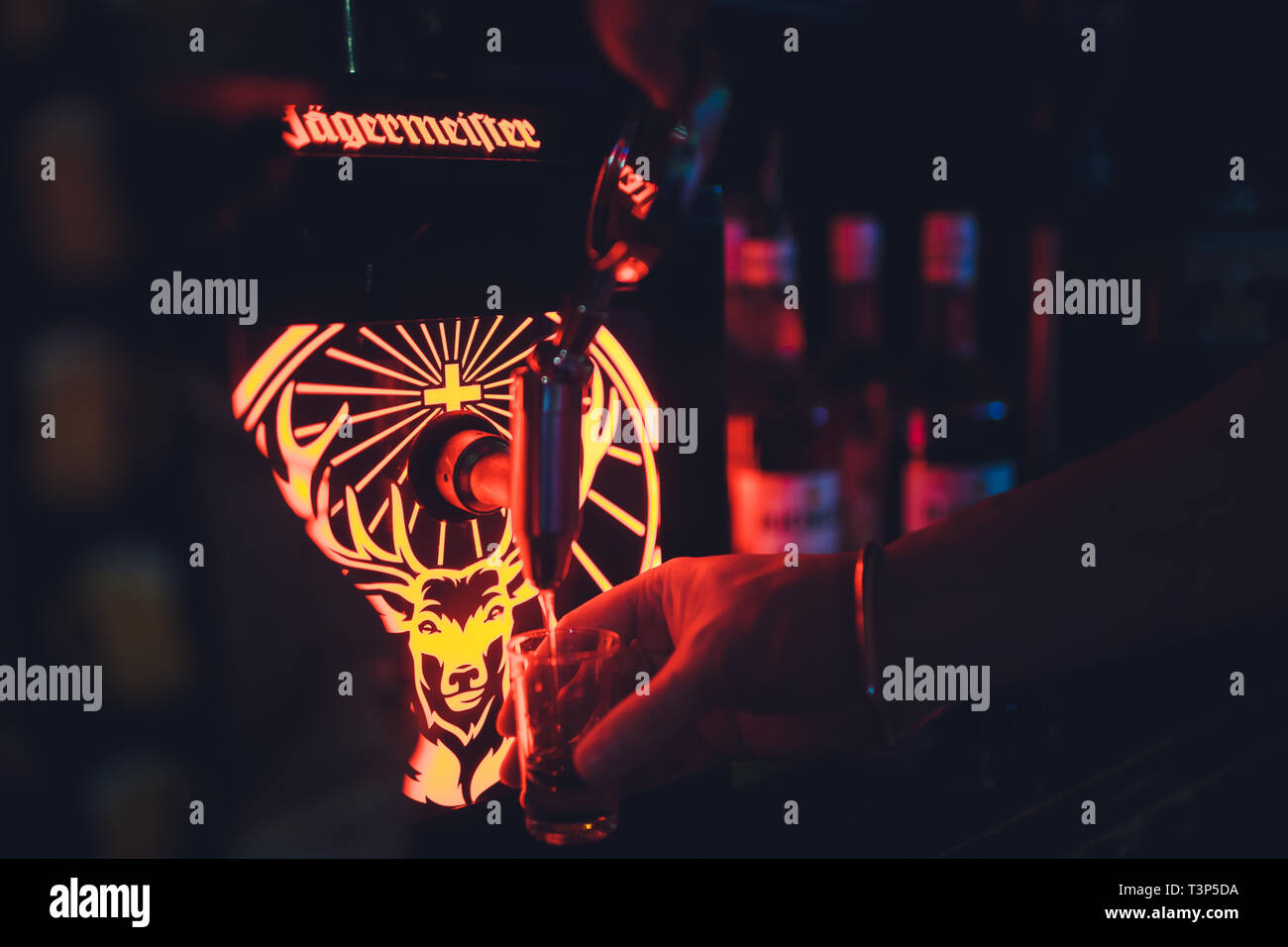 Ufa, Russia, HARAT'S PUB, 5 novembre, 2018: Jagermeister alcol bevande nel bar. Il barista versa un bicchiere Foto Stock