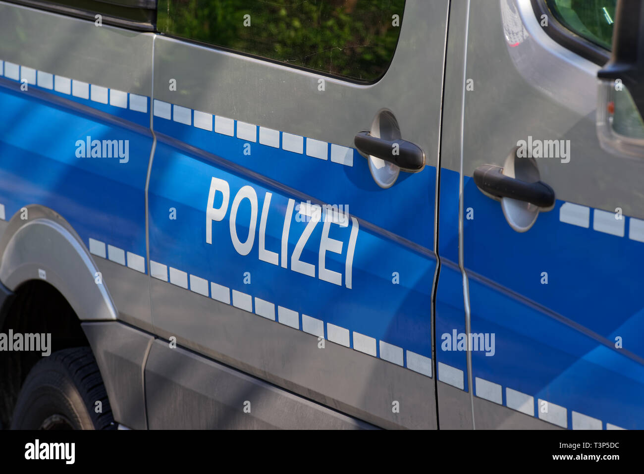 Lettere della polizia in tedesco su un'auto Foto Stock