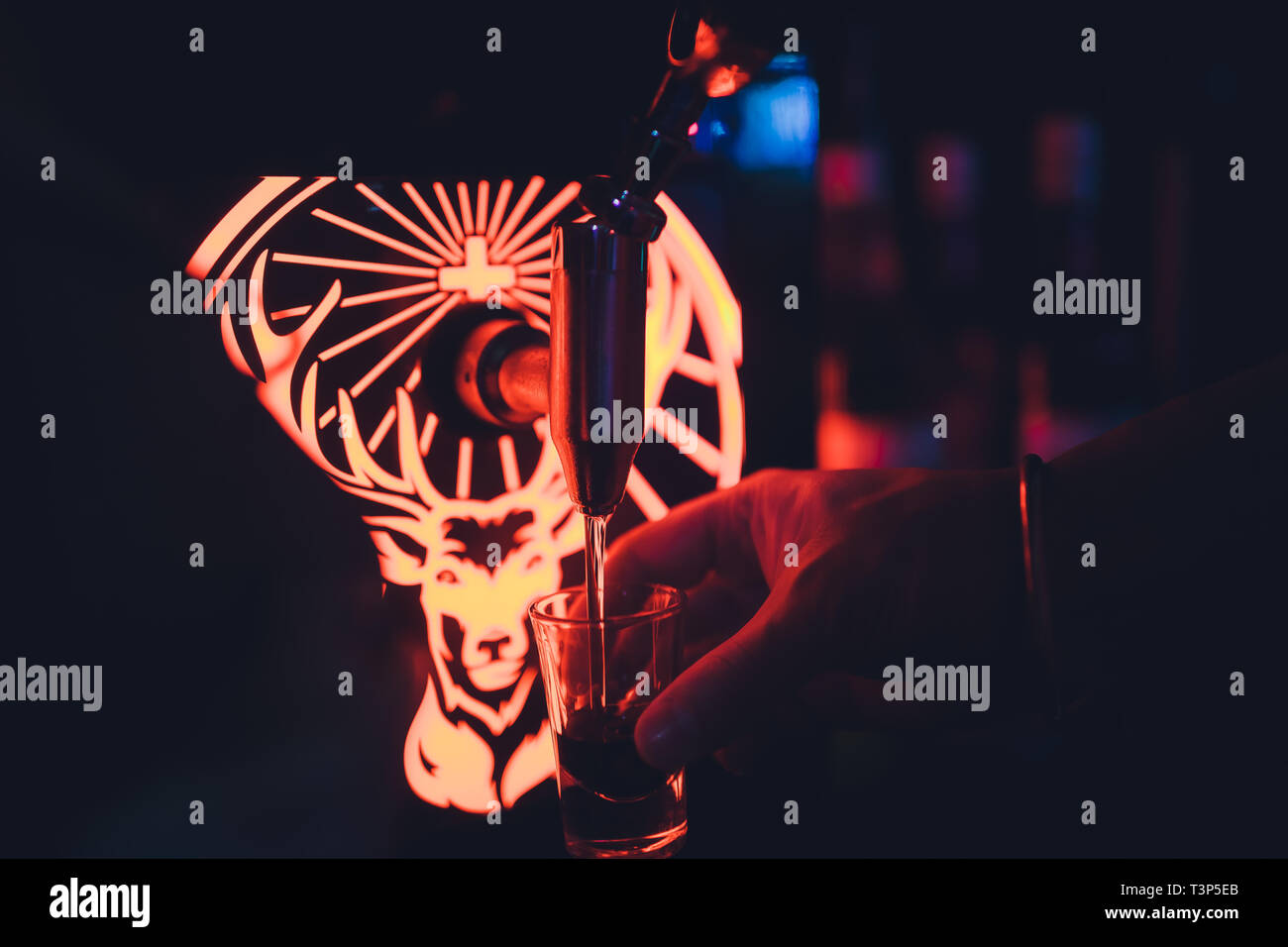 Ufa, Russia, HARAT'S PUB, 5 novembre, 2018: Jagermeister alcol bevande nel bar. Il barista versa un bicchiere Foto Stock