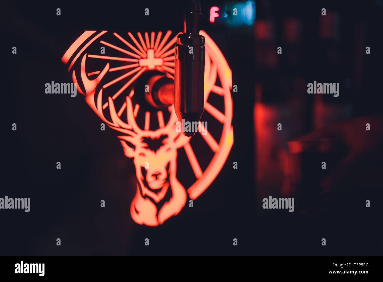 Ufa, Russia, HARAT'S PUB, 5 novembre, 2018: Jagermeister alcol bevande nel bar. Il barista versa un bicchiere Foto Stock