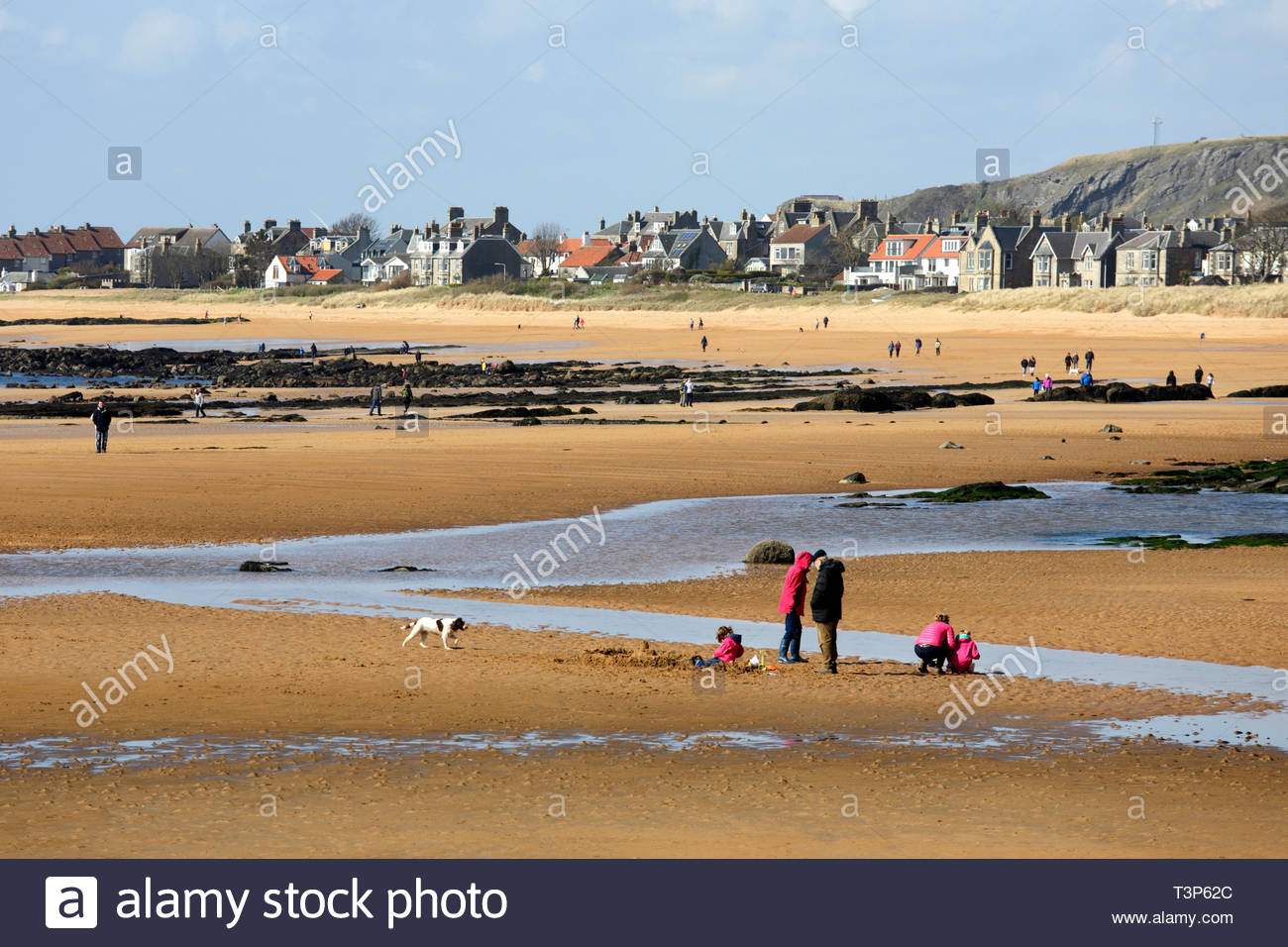 Le persone che si godono il tempo soleggiato, Elie Beach, guardando verso Earlsferry Fife, Scozia Foto Stock