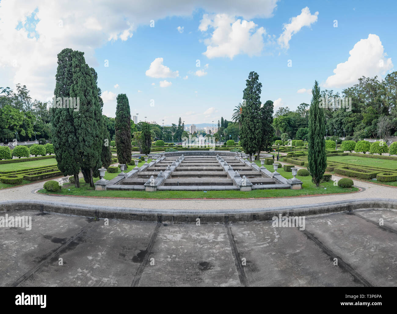 Sao Paulo - SP, Brasile - 19 Febbraio 2019: Parco Indipendenza, Parque da Independencia. Fontana con acqua non per il restauro, fontana a secco. Foto Stock