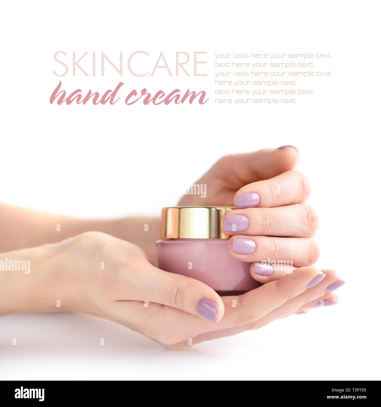 Le mani di una donna con il rosa manicure con un vasetto di crema su sfondo bianco. Spazio per il testo. Foto Stock